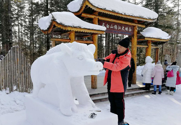 長白獻(xiàn)美景 雪雕迎新春